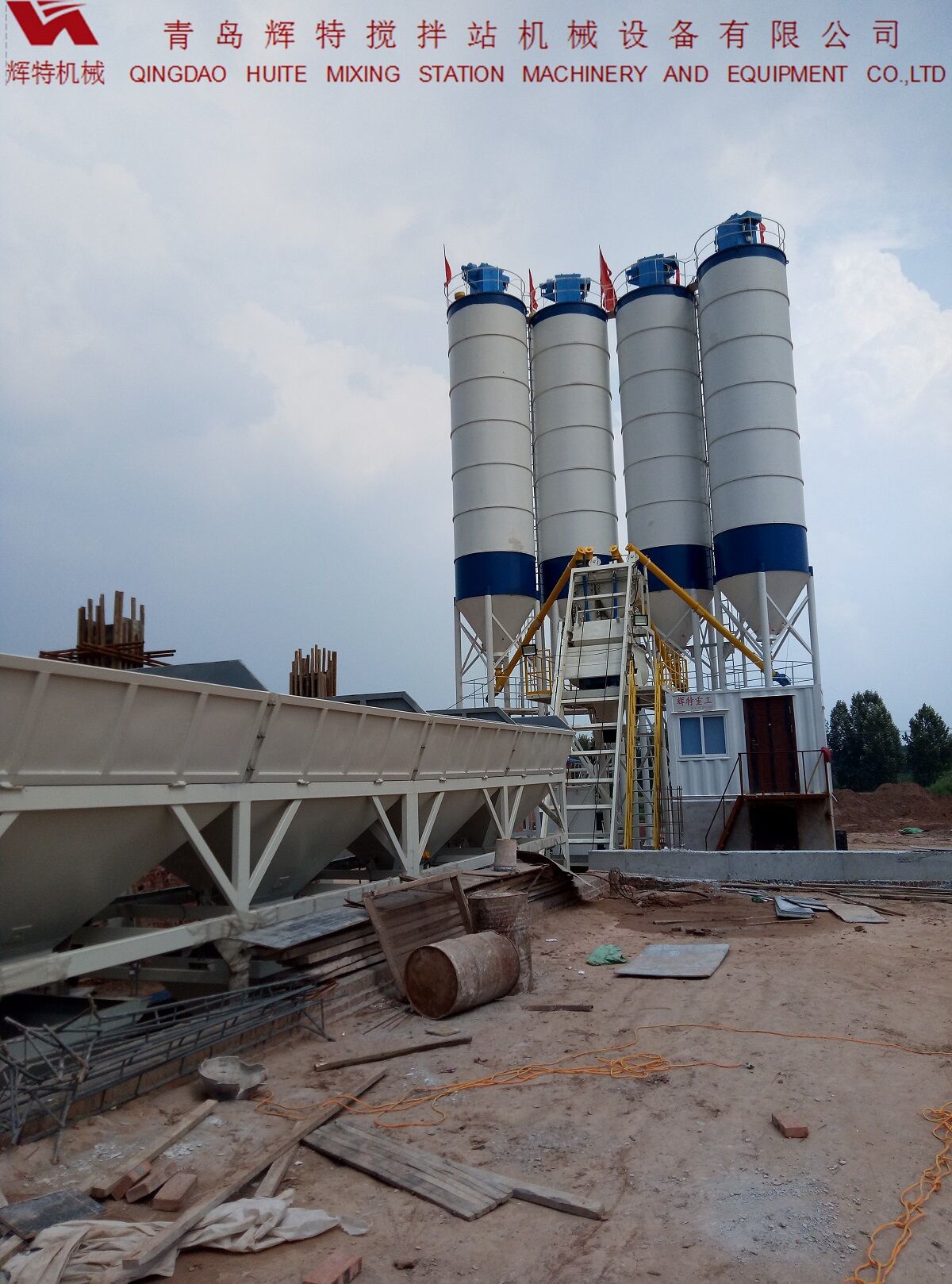 輝特攪拌站HZS75特別適合于干硬性、半干硬性混凝土的生產(chǎn)