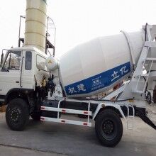 河南攪拌罐車生產(chǎn)廠家，億立實業(yè)4m3混凝土罐車專賣